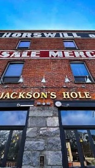 Sponsor Spotlight ✨ Jackson’s Hole & Grill
Where we pre-game, post game and everybody knows your name ! 

Jackson Hole is turning 20 💥

This Friday February 6th Dallas Wolbaum is performing at 6:00pm
Saturday Rob funk and Don McDonald are performing at 7pm 

Catch some live music before the game ! 
Lots of fun door prizes and giveaways all weekend. Be sure to head down and give Clive and the gang a high five 🍻

#sponsor #birthday #party #gameday #nelsonbc @jacksonsholegrill